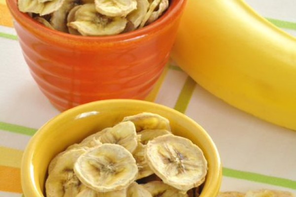 Dried banana chips in mugs
