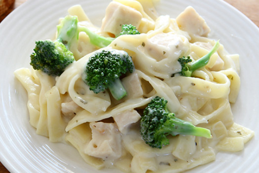 Pasta a la salsa blanca con brócoli y deals queso